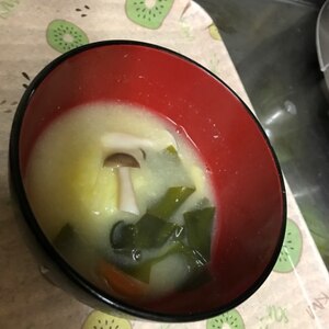 白葱としめじとわかめのお味噌汁